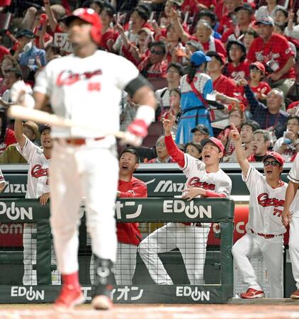 　６回、モンテロ（手前）の本塁打を喜ぶ新井監督（右から２人目）