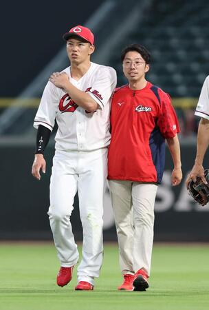 　４回、右前タイムリーとなった京田の打球を捕球後、右肩を痛め、ベンチに下がる中村奨＝１６日