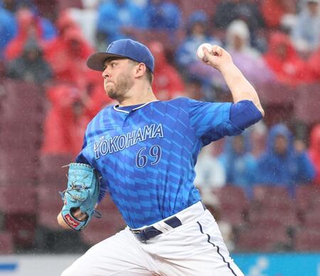 　雨が降りしきる中で力投するケイ（撮影・市尻達拡）