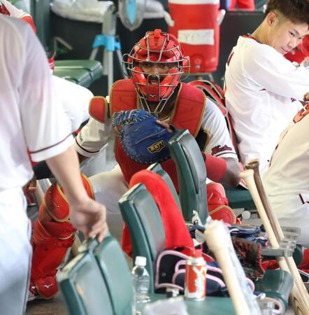 　降雨中断中、捕手の防具をつけ、石原のモノマネをするファビアン（撮影・市尻達拡）