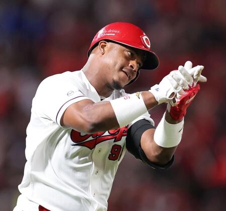 　２回、左越えソロを放ち、大きく両手を合わせるモンテロ（撮影・市尻達拡）