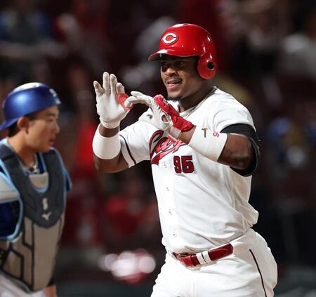 　２回、左越えソロを放ち、タッチを交わすモンテロ（撮影・市尻達拡）