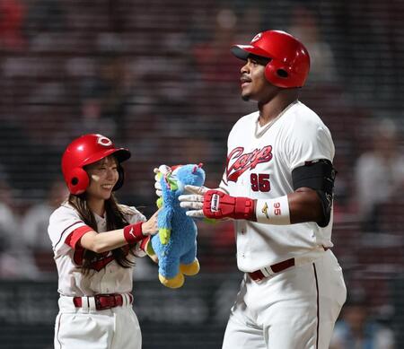 　２回、左越えソロを放ち、ホームランガールからスラィリーを受け取るモンテロ（撮影・市尻達拡）