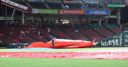 　試合再開に向け、シートを上げ始める（撮影・市尻達拡）