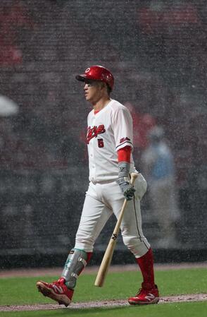 　６回、３度目の降雨中断を受け、ベンチに下がる小園（撮影・市尻達拡）