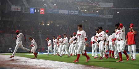 　６回裏途中、降雨コールドとなり、ファンにあいさつする広島ナイン（撮影・市尻達拡）
