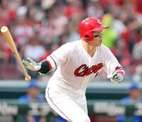 　３回、中前適時打を放つ小園（撮影・市尻達拡）