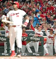 　６回、モンテロ（手前）の本塁打を喜ぶ新井監督（右から２人目）