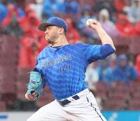 　雨が降りしきる中で力投するケイ（撮影・市尻達拡）