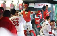 　降雨中断中、捕手の防具をつけ、石原貴規のモノマネをするファビアン（撮影・市尻達拡）