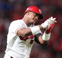 　２回、左越えソロを放ち、大きく両手を合わせるモンテロ（撮影・市尻達拡）