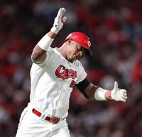 　２回、左越えソロを放ち、大きく両手を合わせるモンテロ（撮影・市尻達拡）