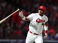 　２回、左越えソロを放ち、バットを放り投げるモンテロ（撮影・市尻達拡）