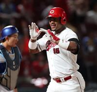 　２回、左越えソロを放ち、タッチを交わすモンテロ（撮影・市尻達拡）