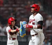 　２回、左越えソロを放ち、ホームランガールからスラィリーを受け取るモンテロ（撮影・市尻達拡）