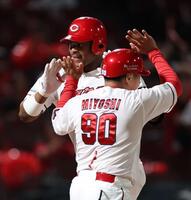 　２回、左越えソロを放ち、タッチを交わすモンテロ（撮影・市尻達拡）