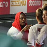 　２度目の中断中、羽月とじゃれあうモンテロ（撮影・市尻達拡）