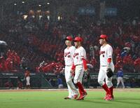 　６回、雨が強くなったことを受け２度目の降雨中断となり、ベンチに引き揚げる島内ら（撮影・市尻達拡）