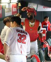 　降雨中断中、捕手の防具をつけ、石原のモノマネをするファビアン（撮影・市尻達拡）