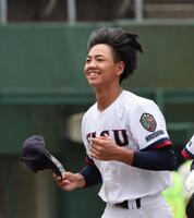 　広島商に敗れたものの、笑顔でグラウンドをを去る英数学館のエース藤本勇太（撮影・市尻達拡）