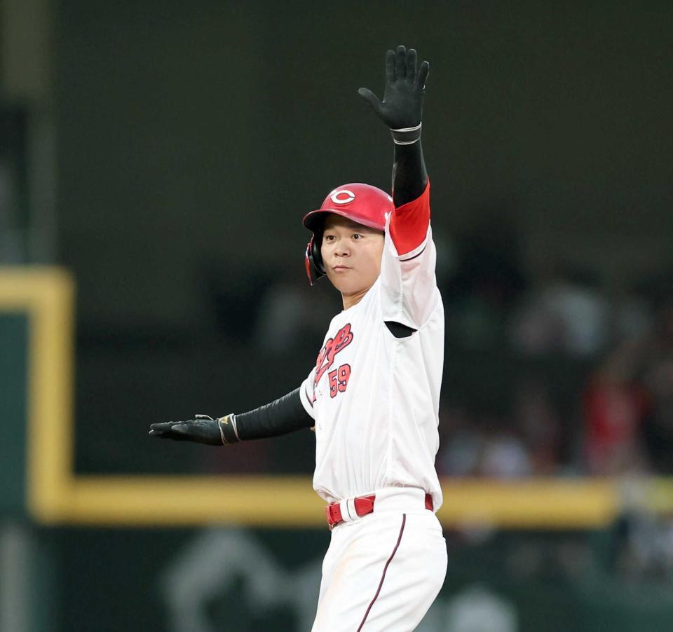 　３回、勝ち越し二塁打を放ち、左手をベンチへ掲げる大盛（撮影・市尻達拡）