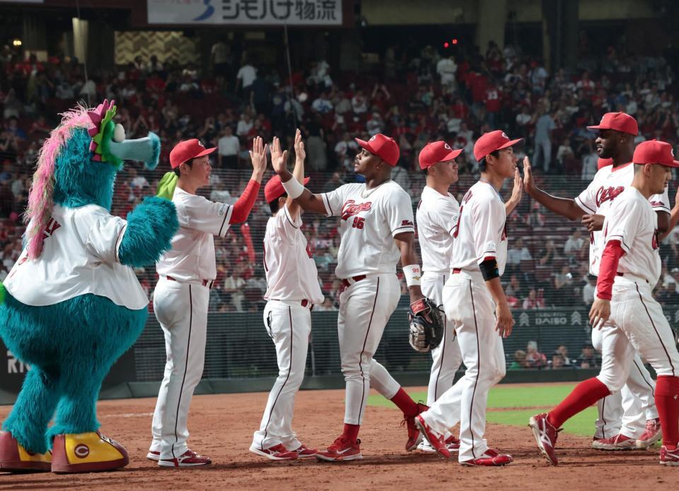 　連敗を７で止めたナインを出迎える新井監督（撮影・市尻達拡）