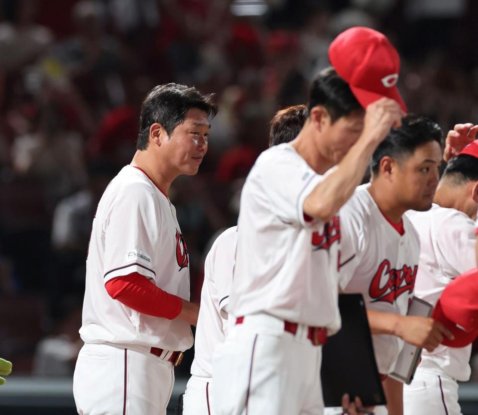 　試合後、ファンにあいさつする新井監督（撮影・市尻達拡）