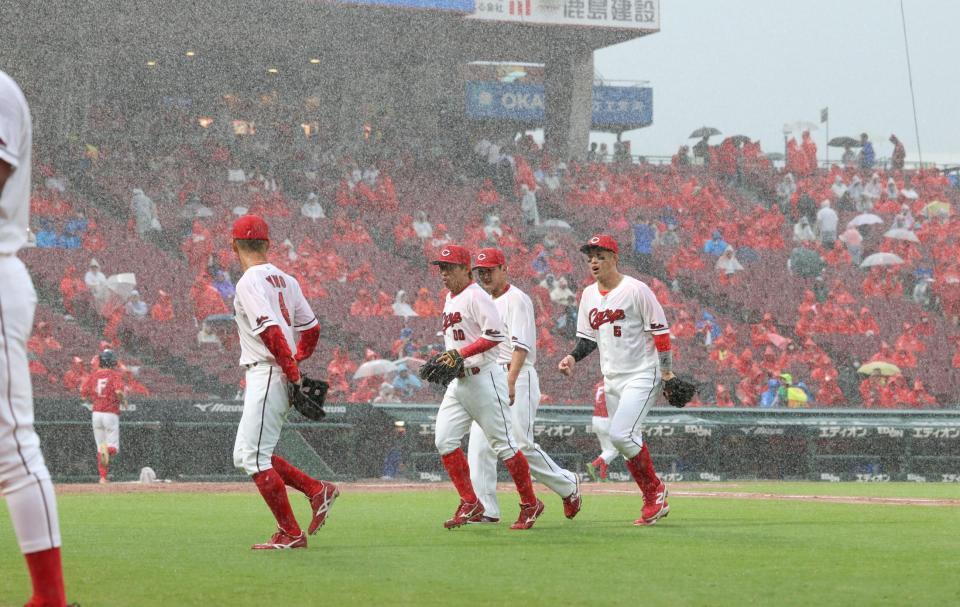 　２回、強烈な降雨により試合が一時中断し、引き揚げる広島ナイン（撮影・市尻達拡）