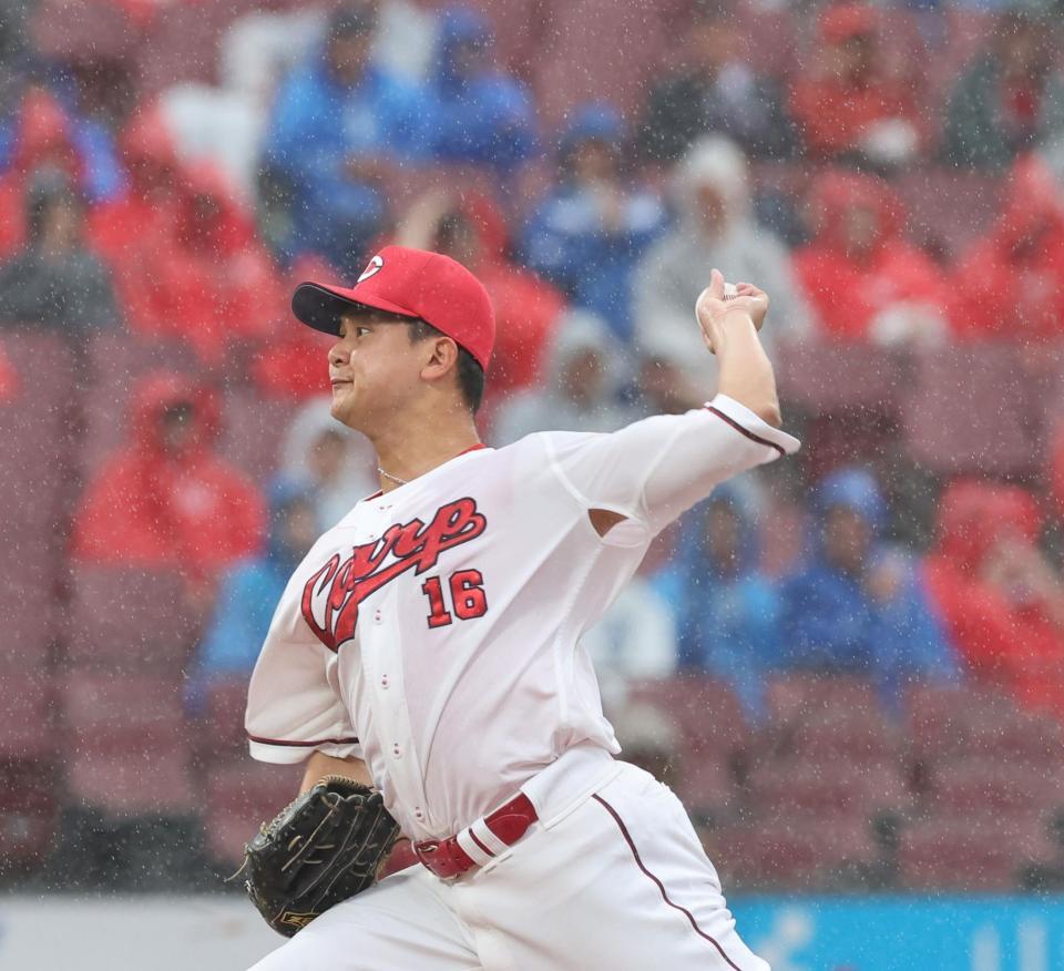 　雨が降りしきる中で力投する森（撮影・市尻達拡）