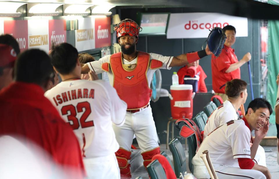 　降雨中断中、捕手の防具をつけ、石原貴規のモノマネをするファビアン（撮影・市尻達拡）