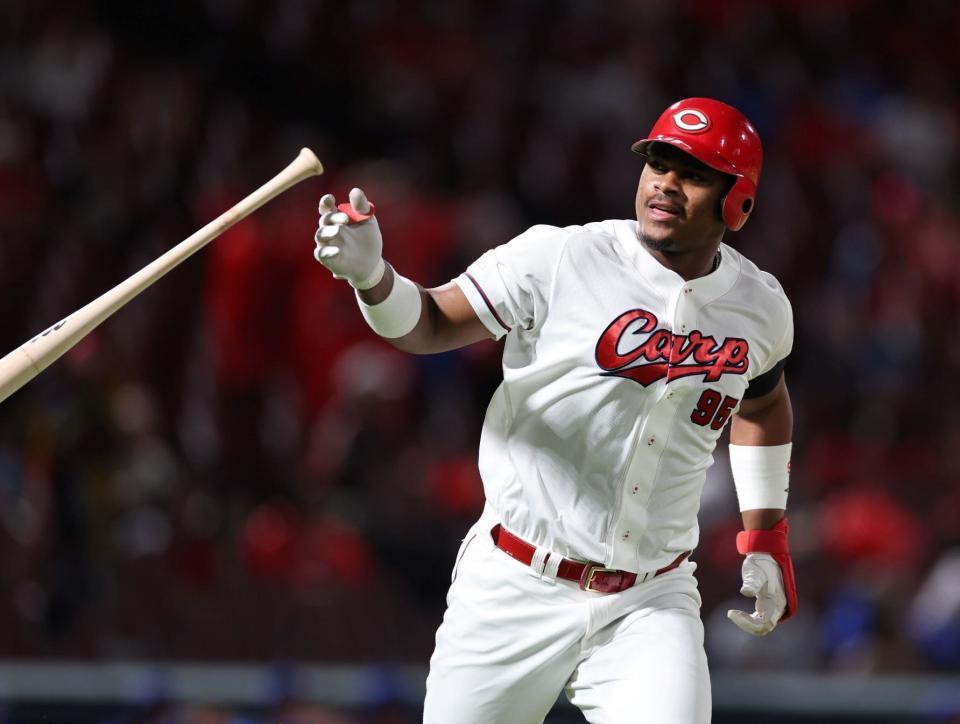 　２回、左越えソロを放ち、バットを放り投げるモンテロ（撮影・市尻達拡）