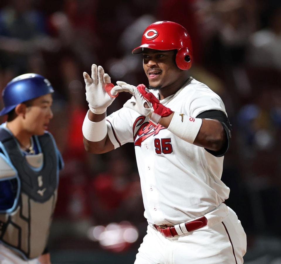 　２回、左越えソロを放ち、タッチを交わすモンテロ（撮影・市尻達拡）