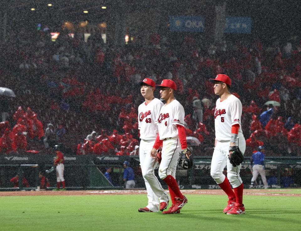 　６回、雨が強くなったことを受け２度目の降雨中断となり、ベンチに引き揚げる島内ら（撮影・市尻達拡）