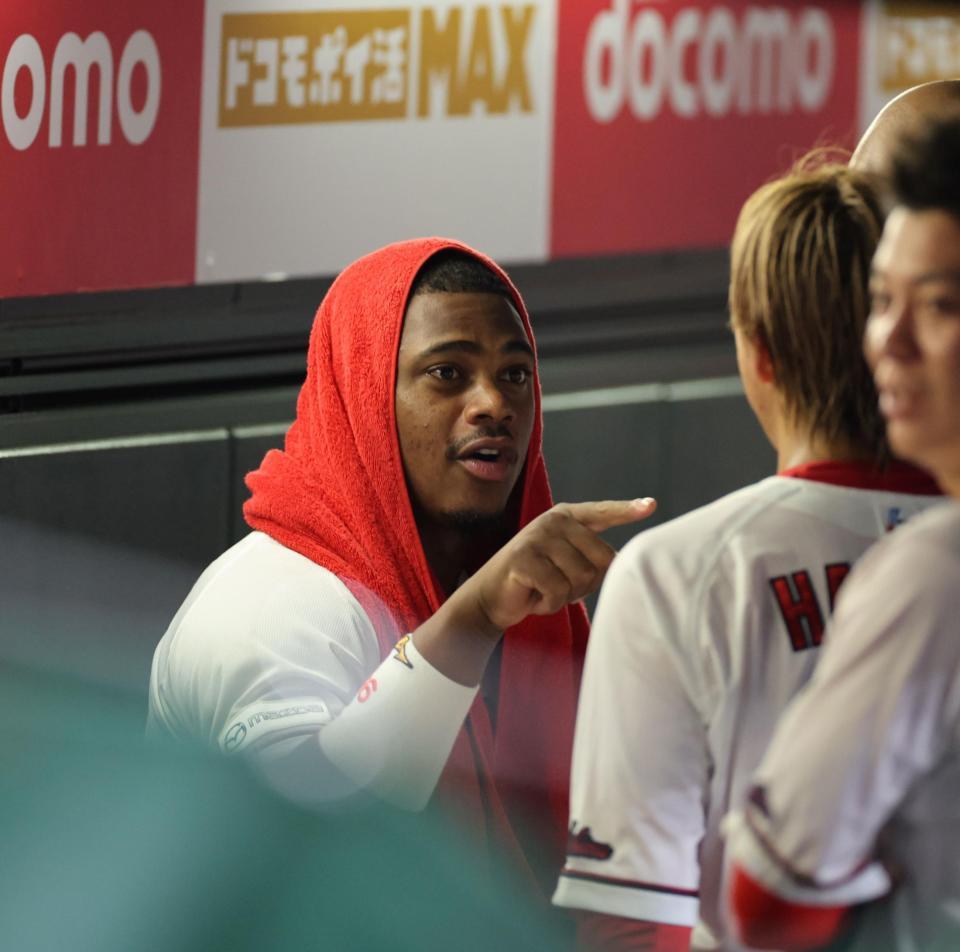 　２度目の中断中、羽月とじゃれあうモンテロ（撮影・市尻達拡）