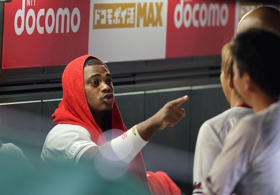 　２度目の中断中、羽月とじゃれあうモンテロ（撮影・市尻達拡）