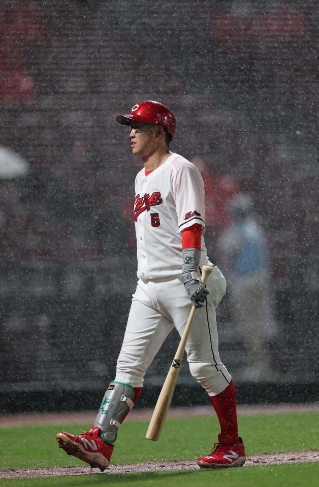 　６回、３度目の降雨中断を受け、ベンチに下がる小園（撮影・市尻達拡）