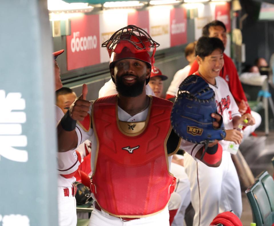 　降雨中断中、捕手の防具をつけ、石原のモノマネをしてチームを和ませるファビアン（撮影・市尻達拡）