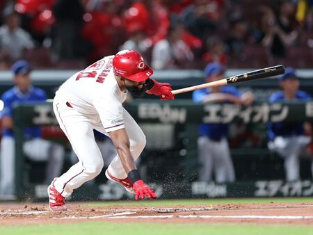 　２回、ぬかるんだグラウンドに足を滑らせ、二直に倒れるファビアン（撮影・市尻達拡）