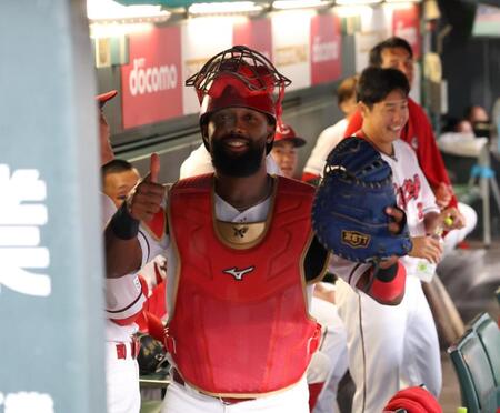 　降雨中断中、捕手の防具をつけ、石原のモノマネをしてチームを和ませるファビアン（撮影・市尻達拡）