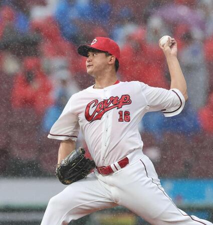 　雨が降りしきる中、力投する森（撮影・市尻達拡）