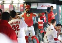 　１回目の中断中、石原のモノマネをするファビアン（撮影・市尻達拡）