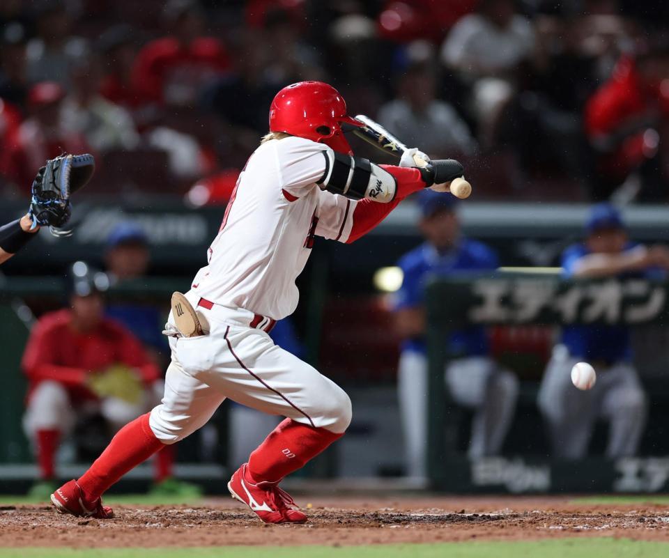 　５回、三塁へのセーフティーバントで出塁する羽月（撮影・市尻達拡）