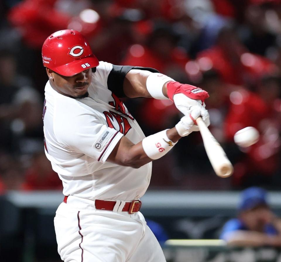 　２回、左越えソロを放つモンテロ（撮影・市尻達拡）