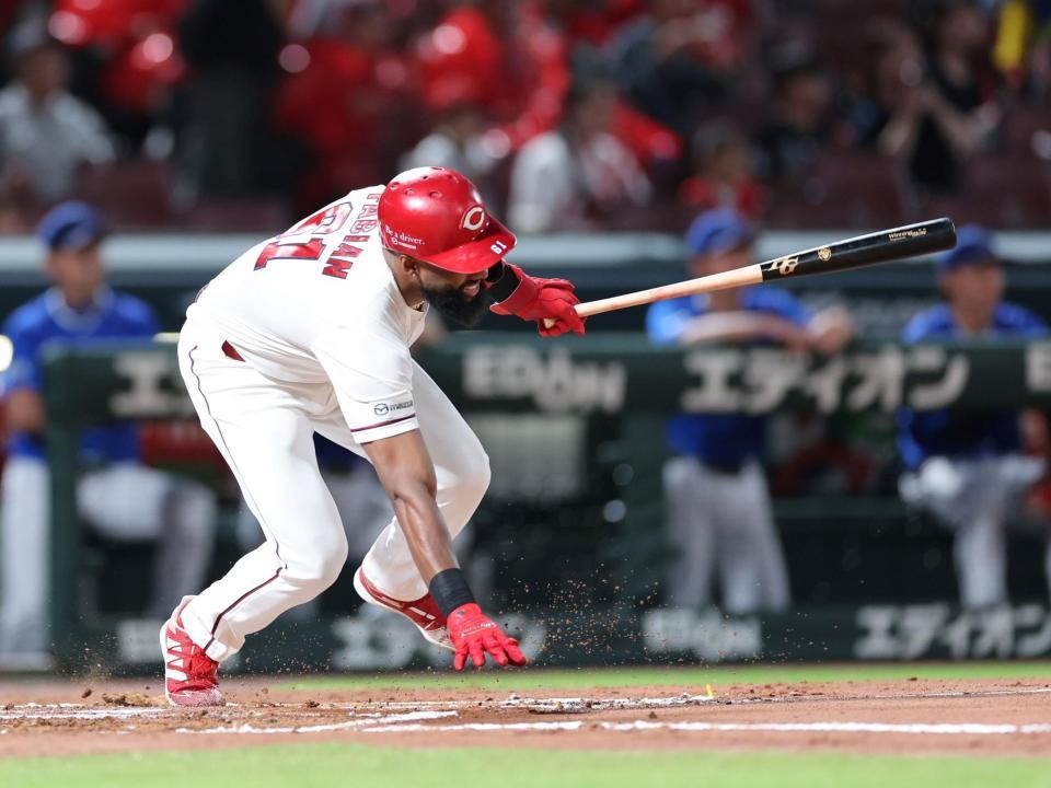 　２回、ぬかるんだグラウンドに足を滑らせ、二直に倒れるファビアン（撮影・市尻達拡）