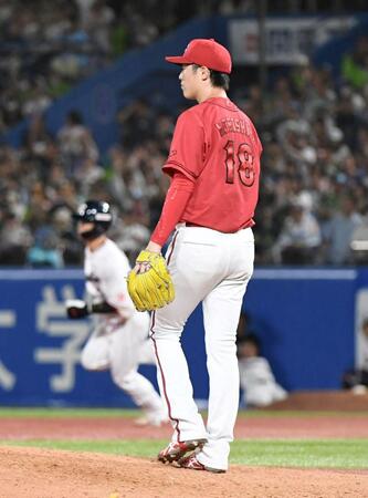 　５回、森下は内山（左）に適時二塁打を打たれる（撮影・佐藤厚）