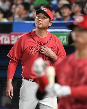 　８回、選手交代を告げベンチに戻る新井監督（撮影・佐藤厚）