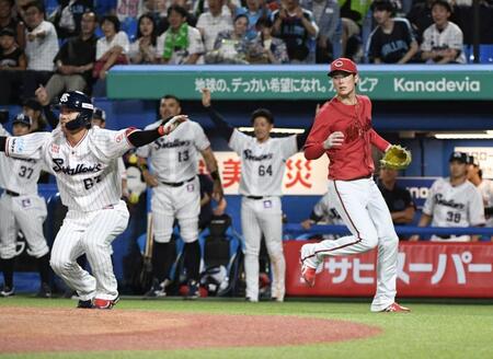 　４回、森下（中）は沢井に左前打を打たれ先制を許す（撮影・佐藤厚）