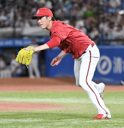 　７回、古賀のバントを好捕し二走を三封する森下（撮影・佐藤厚）