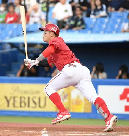 　１回、小園は中前安打を放つ（撮影・佐藤厚）