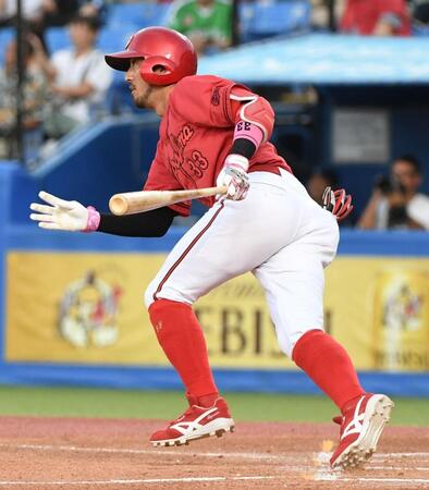 　２回、菊池は中前安打を放つ（撮影・佐藤厚）